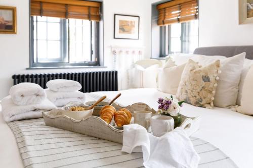 Кровать или кровати в номере Luxury Boltholes Pig Cottage