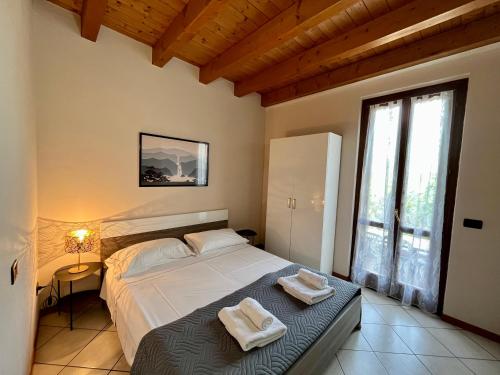 a bedroom with a bed with two towels on it at Residence la Lucciola in Lonato