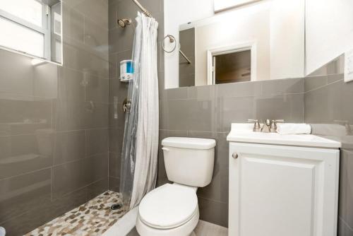 Un baño con inodoro, lavabo y ducha. en Ocean Flats 3 - Lauderdale-by-the-Sea, en Fort Lauderdale