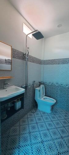 a bathroom with a blue toilet and a sink at Ánh Dương Homestay - Coastal stop - Just 2 mins walking to Eo Gio in Quy Nhon