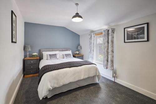 Postel nebo postele na pokoji v ubytování Host & Stay - Castle View Cottage
