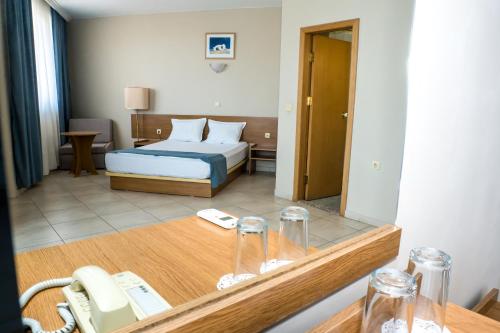 Pokój hotelowy z łóżkiem i telefonem w obiekcie Hotel Aurora w miejscowości Sweti Konstantin i Sweta Elena