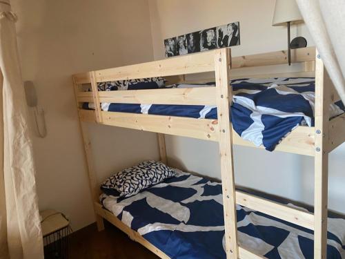 une chambre avec deux lits superposés dans l'établissement Cap Esterel ,Baie d'Agay ,vue mer, à Saint-Raphaël