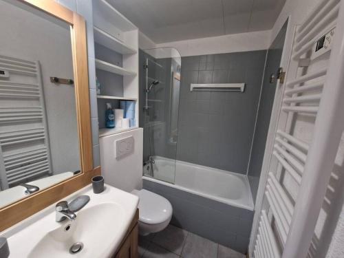 a bathroom with a sink and a toilet and a shower at Appartement pied pistes à Val thorens in Val Thorens