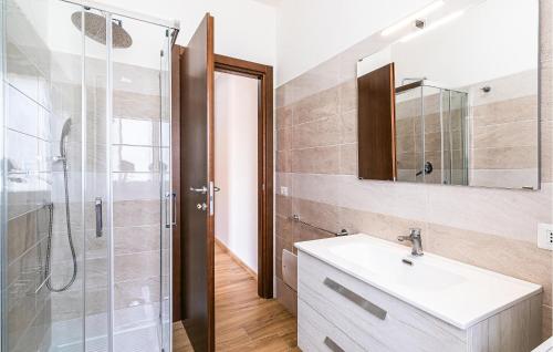 y baño con lavabo y ducha. en Beautiful Apartment In Casalvelino With Outdoor Swimming Pool, en Casal Velino