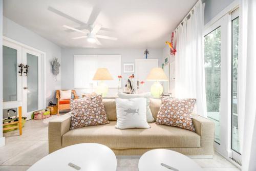 uma sala de estar com um sofá e duas cadeiras em Walk To Everything - Garden View em Fort Lauderdale