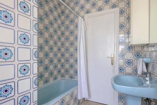 a bathroom with a blue tub and a sink at Casa Yolanda in Marbella