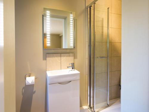 ein Badezimmer mit Waschbecken und Dusche in der Unterkunft Mere View in Windermere