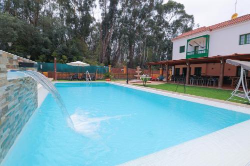 Bazén v ubytování Majestic Mountain Villa with heated pool nebo v jeho okolí