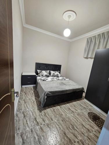 een slaapkamer met een bed in een kamer bij Galstyans Home Zvartnots Airport in Pʼarakʼar