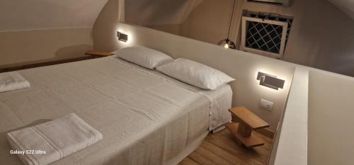 トッレ・デル・グレーコにあるLa Casa di Leoのベッドルーム(白いベッド1台、窓付)
