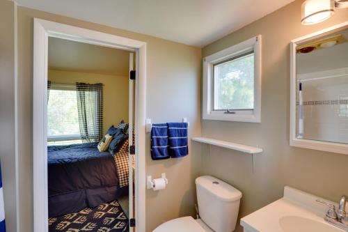 uma pequena casa de banho com um WC e uma cama em Lakefront Gloversville Getaway with Beach and Dock! em Broadalbin