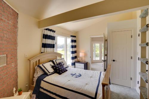 um quarto com uma cama e uma parede de tijolos em Lakefront Gloversville Getaway with Beach and Dock! em Broadalbin