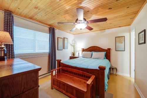 1 dormitorio con 1 cama y ventilador de techo en Beech Mountain Vacation Rental - Hike, Bike and Ski!, en Beech Mountain