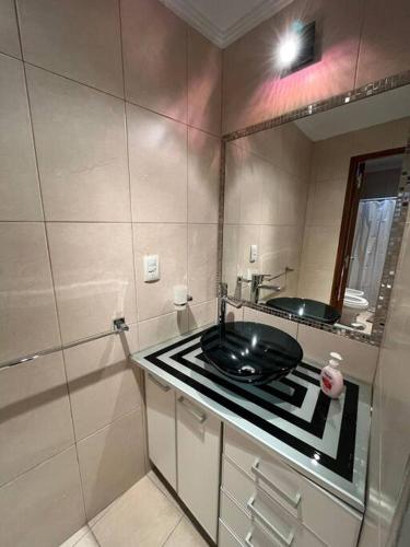 een badkamer met een wastafel en een spiegel bij Departamento Cabernet, 4 Huésped by Inside in Godoy Cruz
