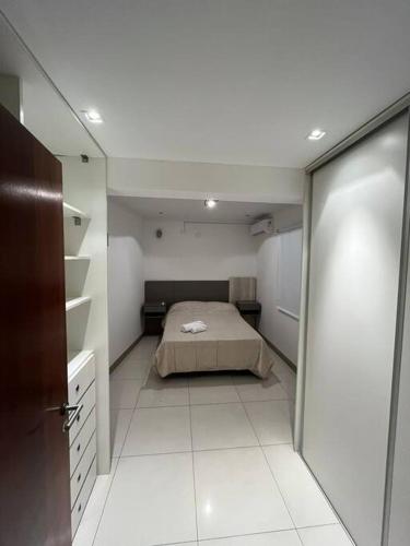 een kleine slaapkamer met een bed in een kamer bij Departamento Cabernet, 4 Huésped by Inside in Godoy Cruz