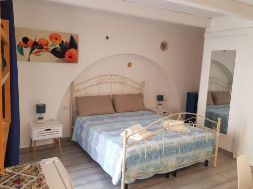 een slaapkamer met een bed en een schilderij aan de muur bij Rosso Moro in Ragusa