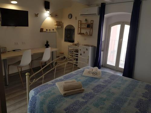 een slaapkamer met een bed met twee handdoeken erop bij Rosso Moro in Ragusa