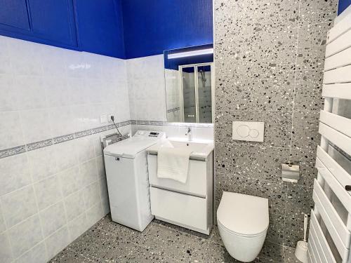 een witte badkamer met een toilet en een wastafel bij Foncillon Plage in Royan