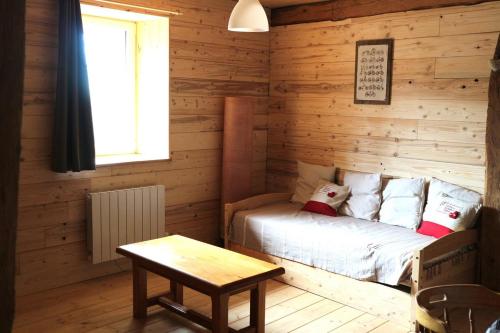 Charmant Gite 4 Places dans le Jura في Marigny: غرفة نوم مع سرير في كابينة خشب