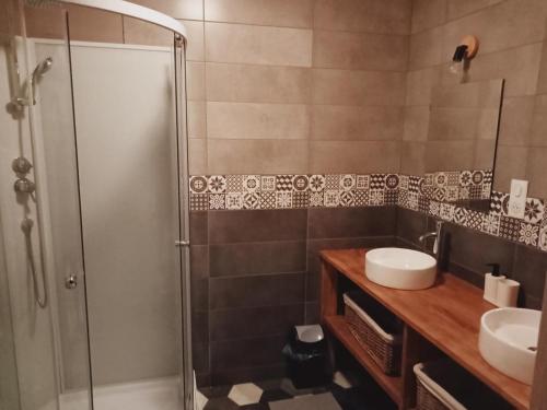 Ένα μπάνιο στο Charmant Gite 6 Places Secteur Jura