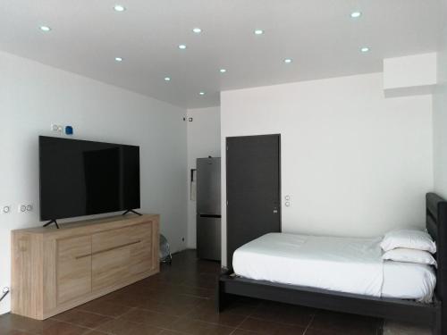 - une chambre avec un lit et une télévision à écran plat dans l'établissement LoVe 3, au Cap d'Agde
