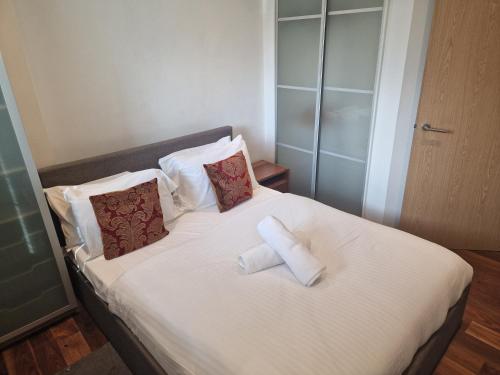 um quarto com uma cama com duas toalhas em Immaculate 1-Bed Apartment in London em Londres