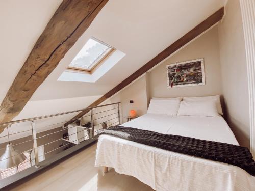 1 dormitorio con 1 cama grande en el ático en [Historic Center] Charming Apartment Free Wi-Fi en Savigliano