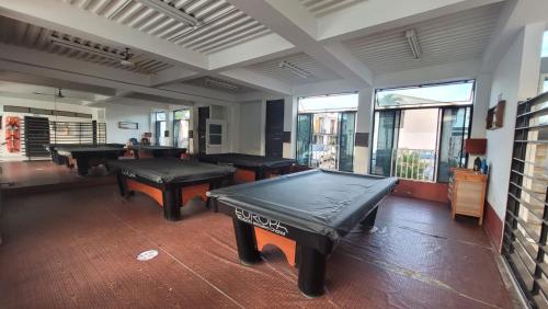 a room with two ping pong tables and windows at Casa Amoblada en Conjunto Cerrado in Villavicencio