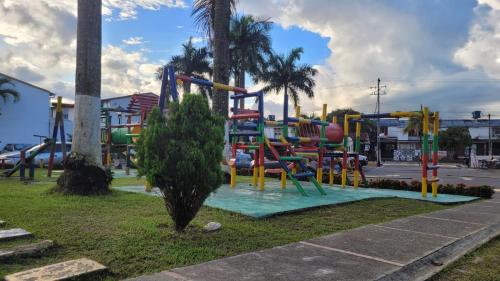 un parque infantil con un colorido parque infantil en Casa Amoblada en Conjunto Cerrado, en Villavicencio