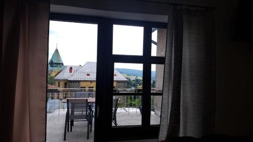 een open raam met uitzicht op een gebouw bij Apartmány Michal in Banská Štiavnica