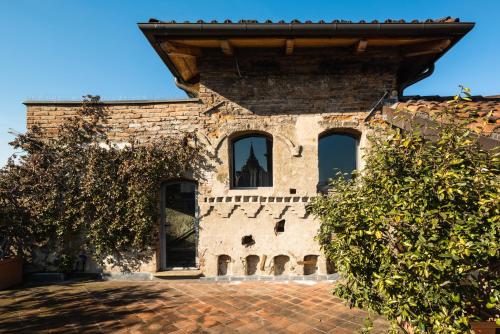 eine Außenansicht eines Gebäudes mit Dach in der Unterkunft Casa del Pingone in Turin