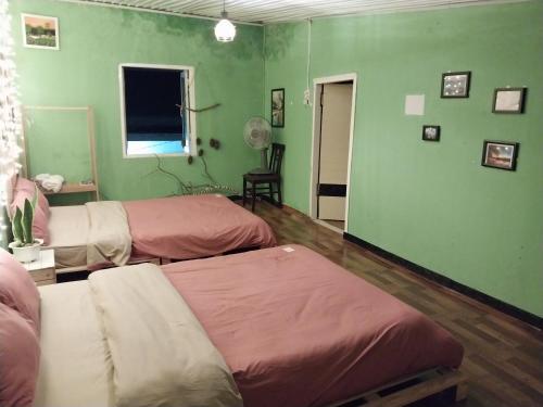Giường trong phòng chung tại Sochu home
