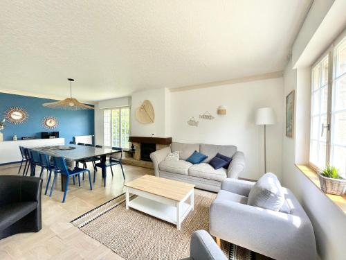 un salon avec un canapé et une table dans l'établissement LA VILLA STE ANNE - Wifi - Plages et bourg de Plonevez à 2 min, à Plonévez-Porzay