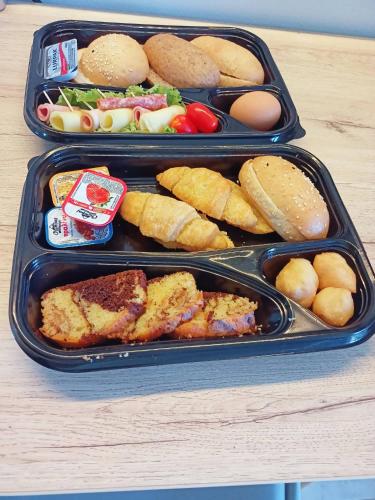 twee plastic recipiënten gevuld met verschillende soorten levensmiddelen bij Riposo Studios & Apartments in Kavos