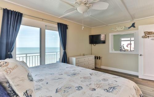 Una cama o camas en una habitación de Coastal Waters 309-Direct Oceanfront Condo