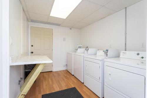 Una cocina o cocineta en Coastal Waters 309-Direct Oceanfront Condo