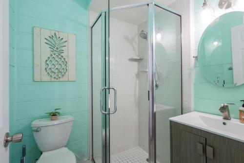 un bagno con doccia, WC e lavandino di The Pineapple Pad At Coastal Waters - 104 a New Smyrna Beach