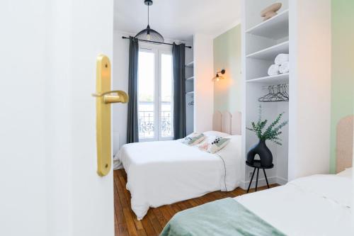 1 Schlafzimmer mit 2 Betten und einem Fenster in der Unterkunft The Parisian Stay - Duke Housing in Vitry-sur-Seine