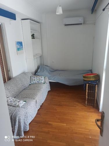 a living room with a couch and a bed at Θέρετρο Γαλάζιου Ουρανού in Athens