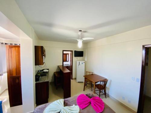 a room with a bed with pink bows on it at Apart-Hotel Pacífico in Tramandaí