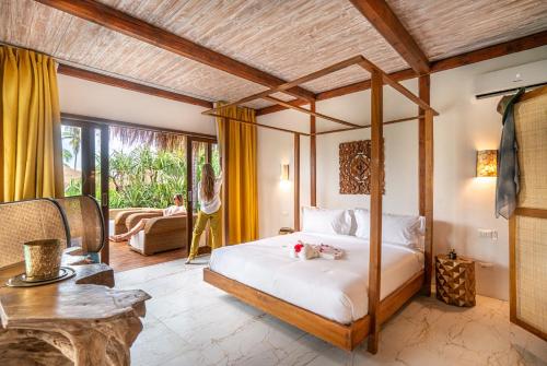 Кровать или кровати в номере Sensations Eco-Chic Hotel