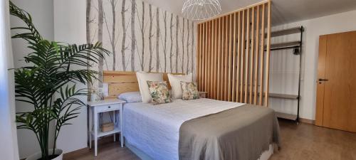 a bedroom with a bed and a potted plant at Apartamento AQUAMARINA PLAYA in Aguadulce