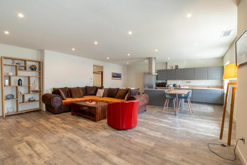 un salon avec un canapé et une cuisine dans l'établissement Standing Vieux port 110 m2, Marseille, à Marseille