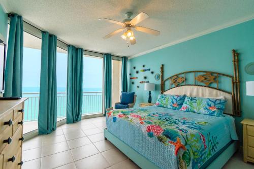 ナバーにあるSunsational Pearl of the Seaのベッドルーム1室(青い壁と窓のあるベッド1台付)