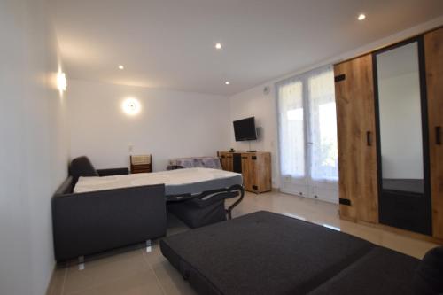 - une chambre à l'hôpital avec un lit et une télévision dans l'établissement SETTE B Locations T1 Bas Villa, à Cavalaire-sur-Mer