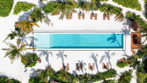 Бассейн в Sensations Eco-Chic Hotel или поблизости