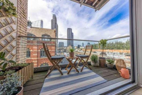 a balcony with two chairs and a table at Luxe Prime 3 Beds Apartment in Central London in London