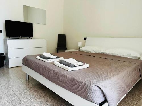 ein Schlafzimmer mit einem Bett mit zwei Handtüchern darauf in der Unterkunft Civico 56 in Verona