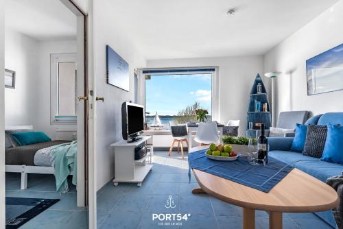una sala de estar con un sofá y una mesa en Fördeblick, en Schausende